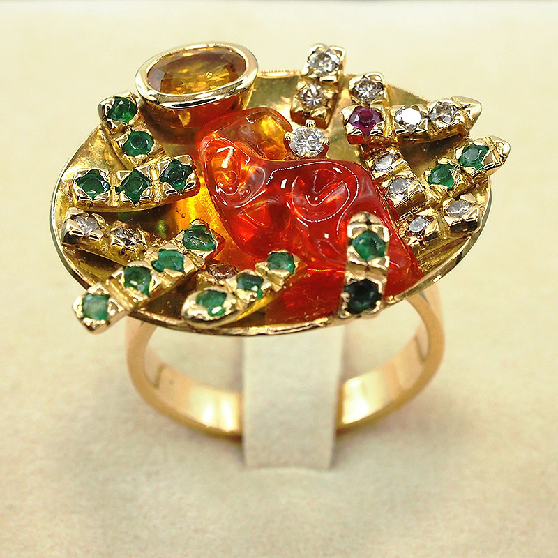 Anello con opale di fuoco, smeraldi, zaffiro giallo e brillanti