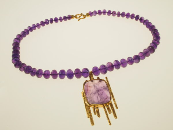 Girocollo di ametista faccettata in gradazione con pendente in oro e ametista rettangolare cm 44 – oro g. 16,40