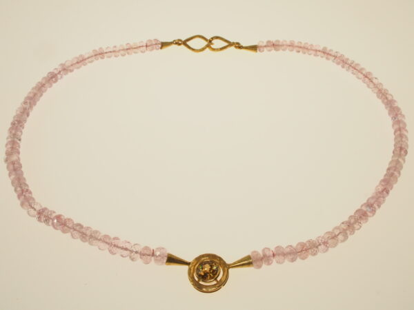 Girocollo morganite faccettata con chiusura a gancio e centro oro giallo con incastonato zircone naturale giallo ambrato cm. 44, oro gr. 6,50