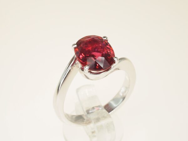 Anello con tormalina rossa (rubellite) montata obliqua       oro gr. 5,00 rubellite ct. 2,76     taglia 15