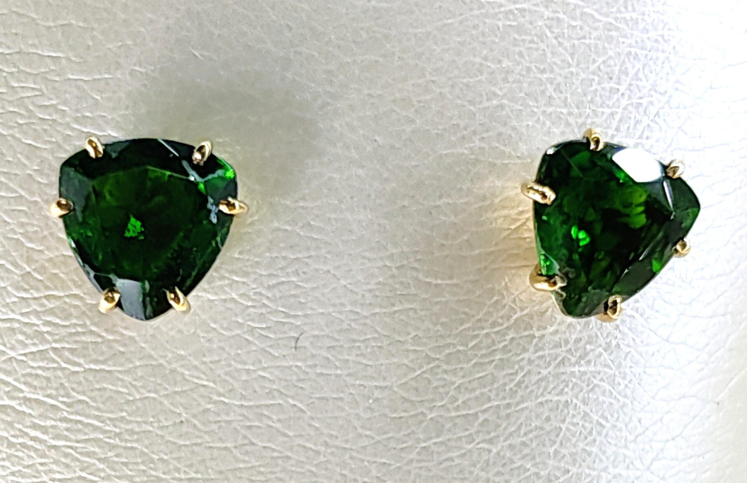 Orecchini a lobo con cromodiopside triangolare