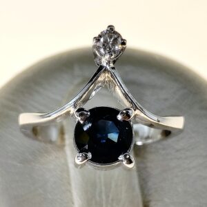 Anello con zaffiro blu rotondo e brillante montato in punta