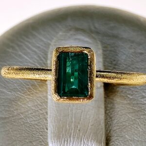 Anello con smeraldo rettangolare