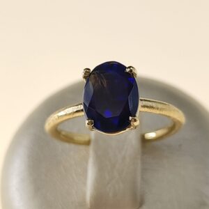 Anello con opale blu ovale